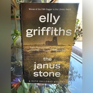 The Janus Stone : a Ruth Galloway Mystery